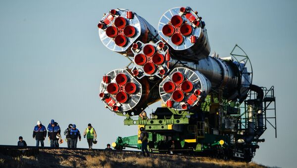 Вывоз ракеты-носителя Союз-ФГ с пилотируемым кораблем Союз МС-10 на космодроме Байконур Вывоз ракеты-носителя Союз-ФГ с пилотируемым кораблем Союз МС-10 на космодроме Байконур