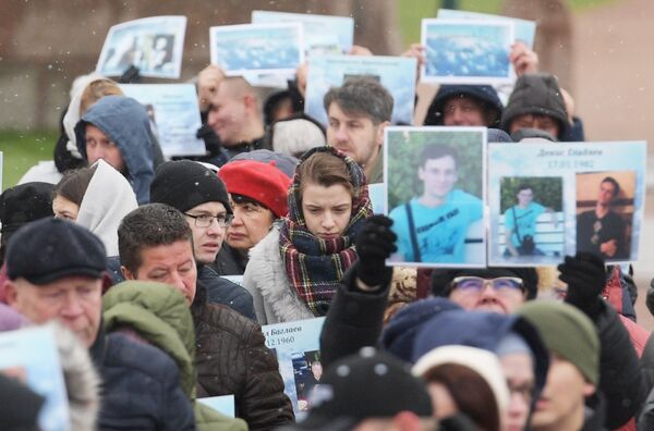 Участники акции Живой самолет в память о погибших в авиакатастрофе российского авиалайнера А321 над Синайским полуостровом в 2015 году. 28 октября 2018 Участники акции Живой самолет в память о погибших в авиакатастрофе российского авиалайнера А321 над Синайским полуостровом в 2015 году. 28 октября 2018