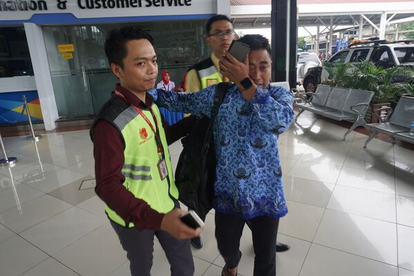 Родственник пассажиров Boeing 737 авиакомпании Lion Air, разбившегося у берегов острова Ява в международном аэропорту Сукарно-Хатта, в Тангеранге. 29 октября 2018 года Родственник пассажиров Boeing 737 авиакомпании Lion Air, разбившегося у берегов острова Ява в международном аэропорту Сукарно-Хатта, в Тангеранге. 29 октября 2018 года