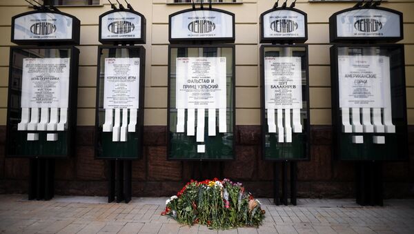 Цветы у входа в театр Ленком на Малой Дмитровке, где пройдет церемония прощания с актером театра и кино Николаем Караченцовым в театре Ленком в Москве Цветы у входа в театр Ленком на Малой Дмитровке, где пройдет церемония прощания с актером театра и кино Николаем Караченцовым в театре Ленком в Москве