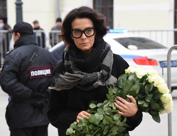 Актриса Евгения Крюкова на церемонии прощания с актером театра и кино Николаем Караченцовым в театре Ленком в Москве Актриса Евгения Крюкова на церемонии прощания с актером театра и кино Николаем Караченцовым в театре Ленком в Москве