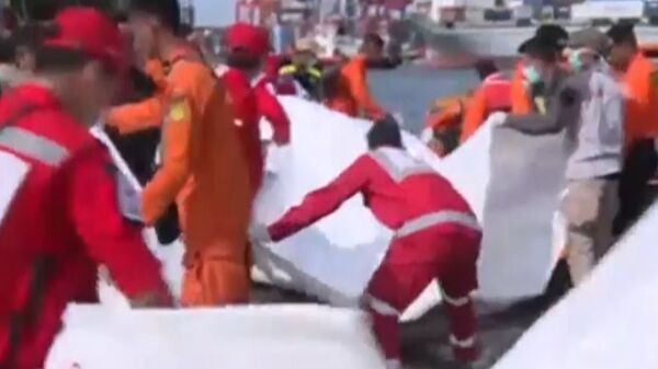 Крушение Boeing 737 в Индонезии: эмоции родственников и осмотр обломков Крушение Boeing 737 в Индонезии: эмоции родственников и осмотр обломков