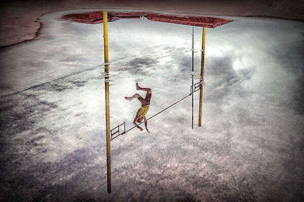 Снимок Reflection Pole Vault фотографа из Испании Ajuriaguerra Saiz Pedro Luis, занявший первое место в категории Sports in action в конкурсе Siena International Photo Awards 2018 Снимок Reflection Pole Vault фотографа из Испании Ajuriaguerra Saiz Pedro Luis, занявший первое место в категории Sports in action в конкурсе Siena International Photo Awards 2018