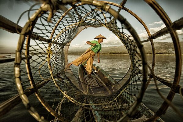Снимок Fisherman at Inle Lake фотографа из Китая Yinzhi Pan, занявший первое место в категории Under 20 в конкурсе Siena International Photo Awards 2018 Снимок Fisherman at Inle Lake фотографа из Китая Yinzhi Pan, занявший первое место в категории Under 20 в конкурсе Siena International Photo Awards 2018