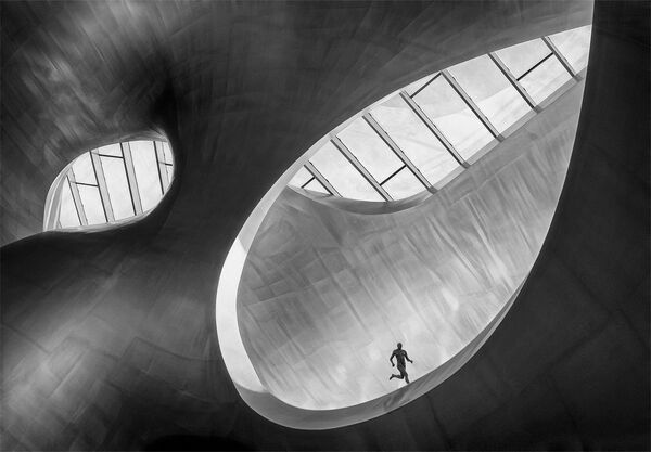 Снимок Runner фотографа из Нидерландов Marcel van Balken, занявший первое место в категории General Monochrome в конкурсе Siena International Photo Awards 2018 Снимок Runner фотографа из Нидерландов Marcel van Balken, занявший первое место в категории General Monochrome в конкурсе Siena International Photo Awards 2018