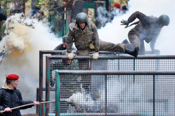 Белорусские спецназовцы во время квалификационного испытания на право ношения крапового берета в учебном центре внутренних войск Белоруссии под Минском Белорусские спецназовцы во время квалификационного испытания на право ношения крапового берета в учебном центре внутренних войск Белоруссии под Минском