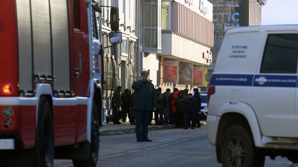 Сотрудники полиции и МЧС РФ у входа в здание управления ФСБ по Архангельской области, где произошел взрыв. 31 октября 2018 Сотрудники полиции и МЧС РФ у входа в здание управления ФСБ по Архангельской области, где произошел взрыв. 31 октября 2018