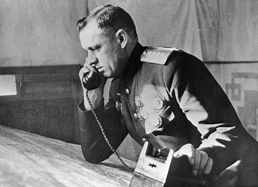 Командующий I-м Белорусским фронтом генерал армии Константин Рокоссовский Командующий I-м Белорусским фронтом генерал армии Константин Рокоссовский