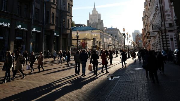 Прохожие в Москве. Архивное фото Прохожие в Москве. Архивное фото