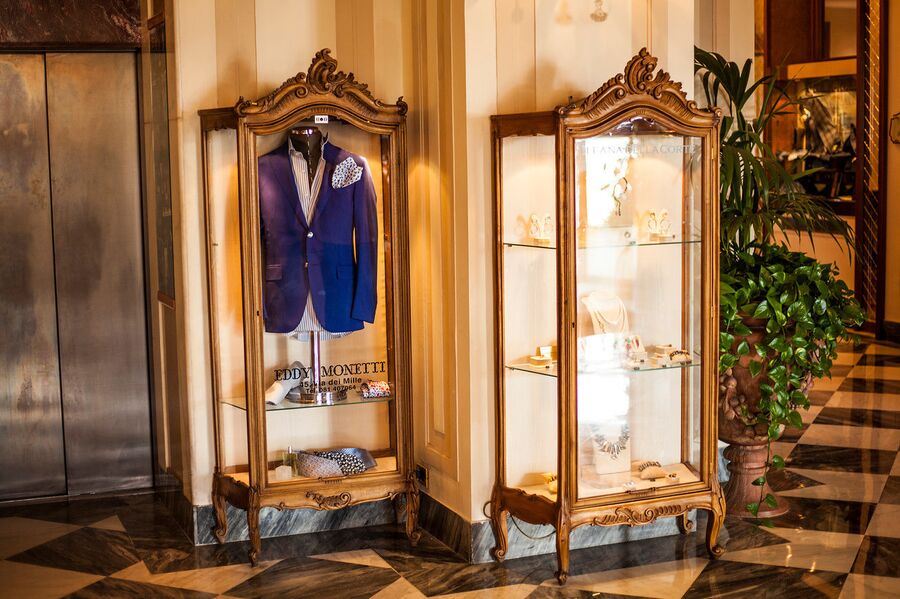 Витрины, отель Grand Hotel Vesuvio, Неаполь Витрины, отель Grand Hotel Vesuvio, Неаполь