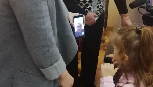 Семья капитана судна Норд Владимира Горбенко общается с ним по телефону Семья капитана судна Норд Владимира Горбенко общается с ним по телефону