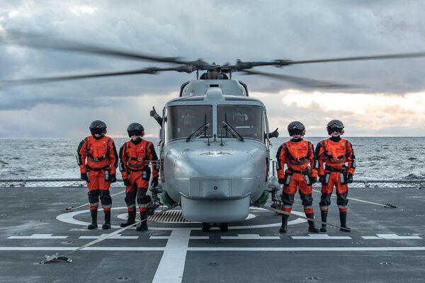 Португальские военнослужащие на палубе норвежского фрегата HNoMS Helge Ingstad во время совместных учений войск НАТО Trident Juncture 2018 (Единый трезубец) в Норвежском море. 26 октября 2018 Португальские военнослужащие на палубе норвежского фрегата HNoMS Helge Ingstad во время совместных учений войск НАТО Trident Juncture 2018 (Единый трезубец) в Норвежском море. 26 октября 2018