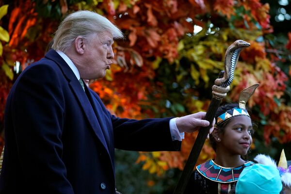 Президент США Дональд Трамп во время празднования Хэллоуина в Белом доме Президент США Дональд Трамп во время празднования Хэллоуина в Белом доме
