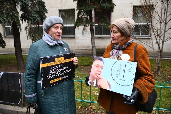 Женщины на акции солидарности с руководителем портала РИА Новости – Украина Кириллом Вышинским, задержанным в мае 2018 года в Киеве, у посольства Украины в Москве Женщины на акции солидарности с руководителем портала РИА Новости – Украина Кириллом Вышинским, задержанным в мае 2018 года в Киеве, у посольства Украины в Москве