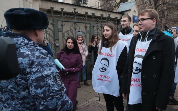 Участники акции в поддержку руководителя портала РИА Новости Украина Кирилла Вышинского у дома приемов МИД России в Москве Участники акции в поддержку руководителя портала РИА Новости Украина Кирилла Вышинского у дома приемов МИД России в Москве