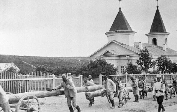 Каторжане перевозят бревна. Фотография привезена А.П. Чеховым из путешествия по Сахалину. Каторжане перевозят бревна. Фотография привезена А.П. Чеховым из путешествия по Сахалину.