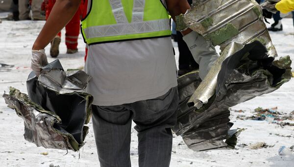 Спасатели грузят обнаруженные обломки самолета Lion Air JT610 в грузовик в порту Танджунг Приок в Джакарте, Индонезия. 2 ноября 2018 Спасатели грузят обнаруженные обломки самолета Lion Air JT610 в грузовик в порту Танджунг Приок в Джакарте, Индонезия. 2 ноября 2018