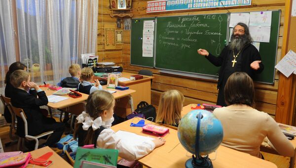 Ученики на уроке по Закону Божию в Троицкой Православной школе в Московской области. Архивное фото Ученики на уроке по Закону Божию в Троицкой Православной школе в Московской области. Архивное фото