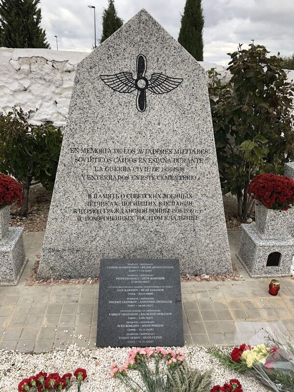 Памятник на могиле советских военных летчиках, погибших в Испании в период Гражданской войны 1936-1939, на кладбище Санта-Крус-де-ла-Сарса Памятник на могиле советских военных летчиках, погибших в Испании в период Гражданской войны 1936-1939, на кладбище Санта-Крус-де-ла-Сарса