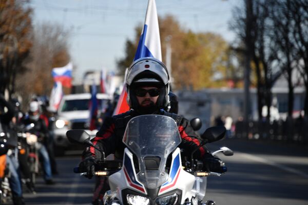 Мотоциклист на праздновании Дня народного единства в Симферополе Мотоциклист на праздновании Дня народного единства в Симферополе