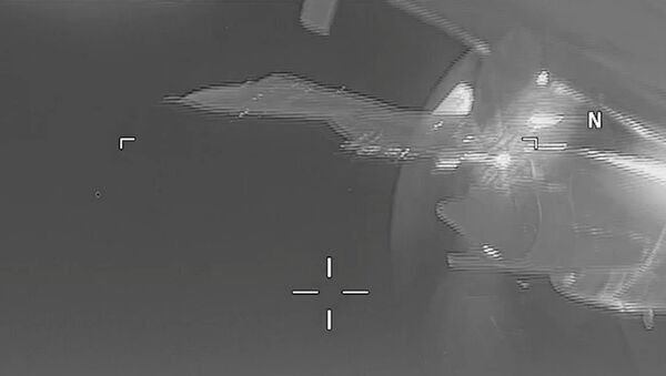 Стоп-кадр видео перехвата самолета-разведчика США российским Су-27 Стоп-кадр видео перехвата самолета-разведчика США российским Су-27