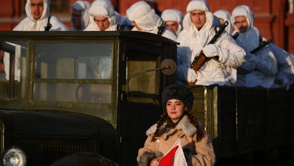 Участники марша, посвященного 77-летию военного парада 1941 года, на Красной площади в Москве Участники марша, посвященного 77-летию военного парада 1941 года, на Красной площади в Москве