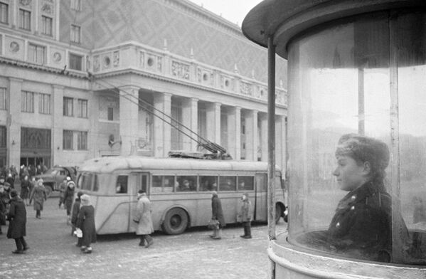 Триумфальная площадь в Москве. Концертный зал имени Петра Ильича Чайковского – на втором плане. Триумфальная площадь в Москве. Концертный зал имени Петра Ильича Чайковского – на втором плане.