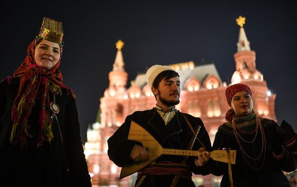 Артисты на Манежной площади в Москве Артисты на Манежной площади в Москве