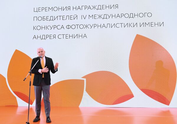 Генеральный директор МИА «Россия сегодня» Дмитрий Киселев на торжественной церемонии награждения победителей IV международного конкурса фотожурналистики имени Андрея Стенина в Москве Генеральный директор МИА «Россия сегодня» Дмитрий Киселев на торжественной церемонии награждения победителей IV международного конкурса фотожурналистики имени Андрея Стенина в Москве