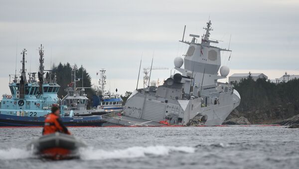 Фрегат Хельге Ингстад после столкновения с танкером у берегов Норвегии Фрегат Хельге Ингстад после столкновения с танкером у берегов Норвегии