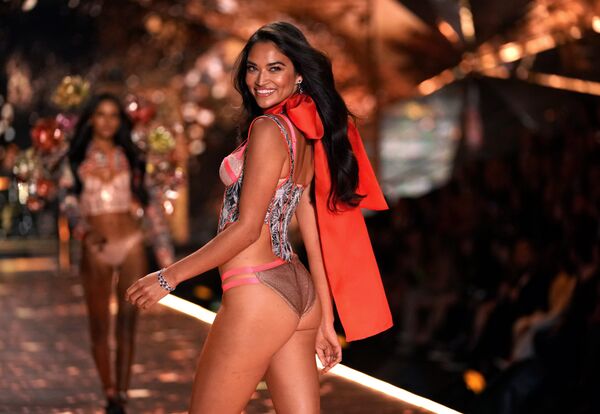Показ Victoria’s Secret в Нью-Йорке Показ Victoria’s Secret в Нью-Йорке