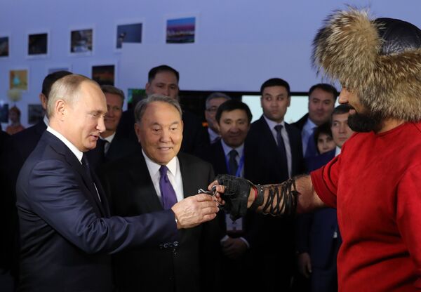 Президент РФ Владимир Путин и президент Казахстана Нурсултан Назарбаев во время посещения туристической выставки Новые подходы и тенденции в развитии туризма России и Казахстана Президент РФ Владимир Путин и президент Казахстана Нурсултан Назарбаев во время посещения туристической выставки Новые подходы и тенденции в развитии туризма России и Казахстана