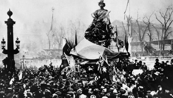 Празднование в Париже окончания Первой мировой войны. 11 ноября 1918 Празднование в Париже окончания Первой мировой войны. 11 ноября 1918