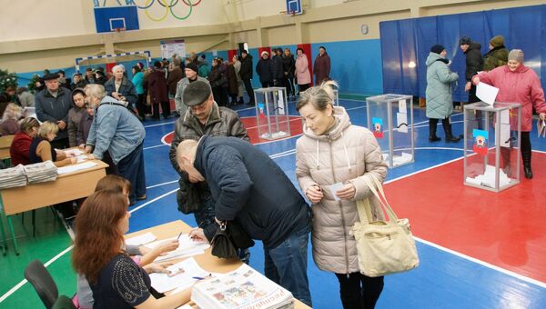 На одном из избирательных участков в Луганске в день голосования на выборах главы и депутатов Народного совета ЛНР. 11 ноября 2018 На одном из избирательных участков в Луганске в день голосования на выборах главы и депутатов Народного совета ЛНР. 11 ноября 2018
