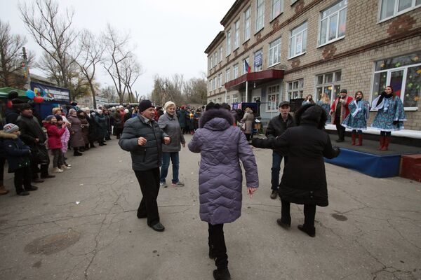 Народные гуляния у избирательного участка №282 в Макеевке на выборах главы ДНР и депутатов Народного совета ДНР. 11 ноября 2018 Народные гуляния у избирательного участка №282 в Макеевке на выборах главы ДНР и депутатов Народного совета ДНР. 11 ноября 2018