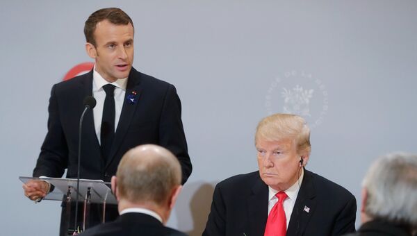 Президент Франции Эммануэль Макрон выступает на рабочем завтраке перед главами государств и правительств, приглашенных на мероприятия по случаю 100-летия окончания Первой мировой войны Президент Франции Эммануэль Макрон выступает на рабочем завтраке перед главами государств и правительств, приглашенных на мероприятия по случаю 100-летия окончания Первой мировой войны
