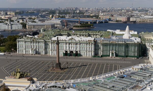 Вид на Дворцовую площадь и Государственный Эрмитаж в Санкт-Петербурге Вид на Дворцовую площадь и Государственный Эрмитаж в Санкт-Петербурге