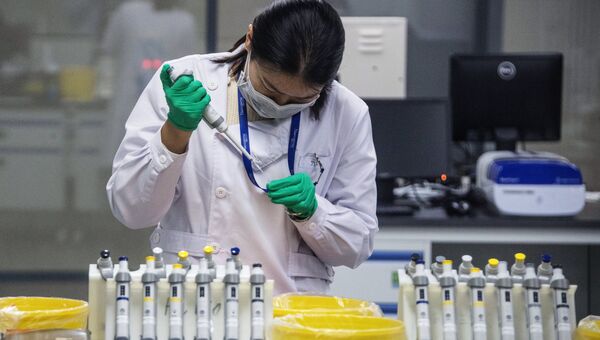 Сотрудница лаборатории центра ДНК-секвенированию