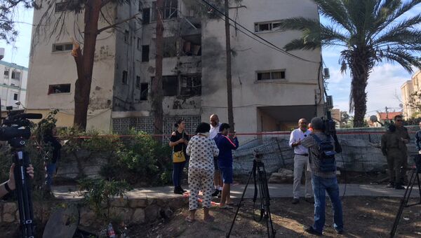Последствия палестинского ракетного обстрела города Ашкелона на юге Израиля Последствия палестинского ракетного обстрела города Ашкелона на юге Израиля