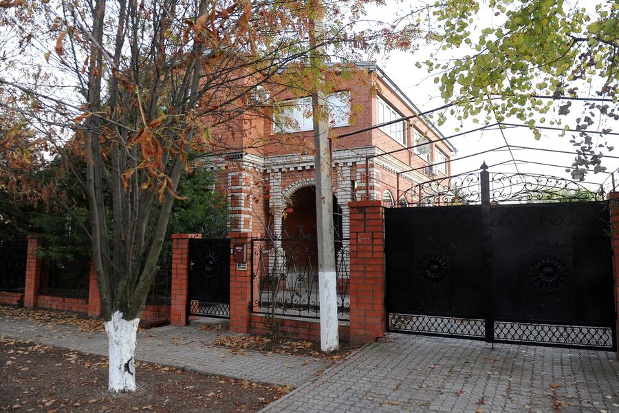 Частный дом, в котором 5 ноября 2010 года было совершено массовое убийство, в станице Кущевская Краснодарского края Частный дом, в котором 5 ноября 2010 года было совершено массовое убийство, в станице Кущевская Краснодарского края