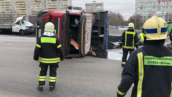Последствия ДТП c участием грузовика и Газели на Варшавском шоссе. 14 ноября 2018 Последствия ДТП c участием грузовика и Газели на Варшавском шоссе. 14 ноября 2018