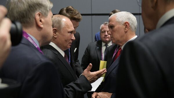 Президент РФ Владимир Путин и вице-президент США Майк Пенс общаются в кулуарах Восточноазиатского саммита в Сингапуре Президент РФ Владимир Путин и вице-президент США Майк Пенс общаются в кулуарах Восточноазиатского саммита в Сингапуре