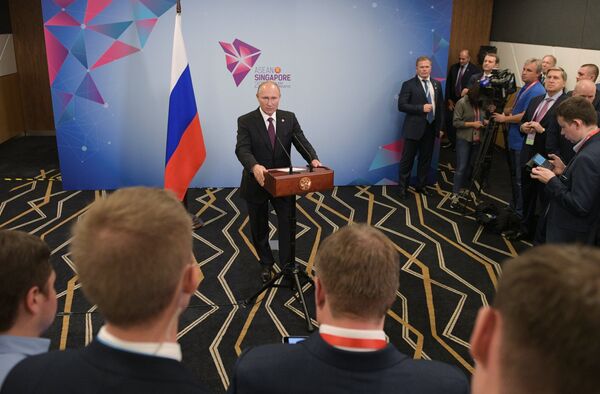 Президент РФ Владимир Путин на пресс-конференции в Сингапуре. 15 ноября 2018 Президент РФ Владимир Путин на пресс-конференции в Сингапуре. 15 ноября 2018