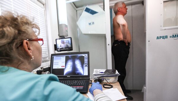 Пациент проходит флюорографию Пациент проходит флюорографию