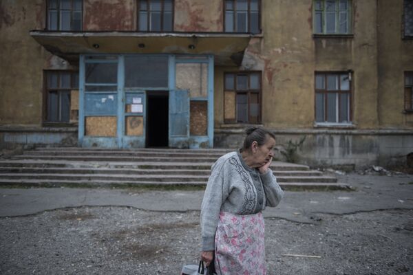 Местная жительница у общежития города Макеевка Донецкой области Местная жительница у общежития города Макеевка Донецкой области