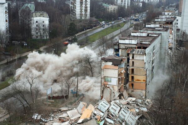 Во время сноса первого из фенольных домов в столице, расположенного на Открытом шоссе. Во время сноса первого из фенольных домов в столице, расположенного на Открытом шоссе.