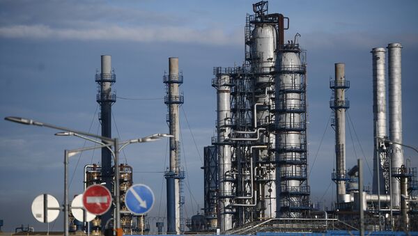 Московский нефтеперерабатывающий завод в Капотне. Архивное фото Московский нефтеперерабатывающий завод в Капотне. Архивное фото