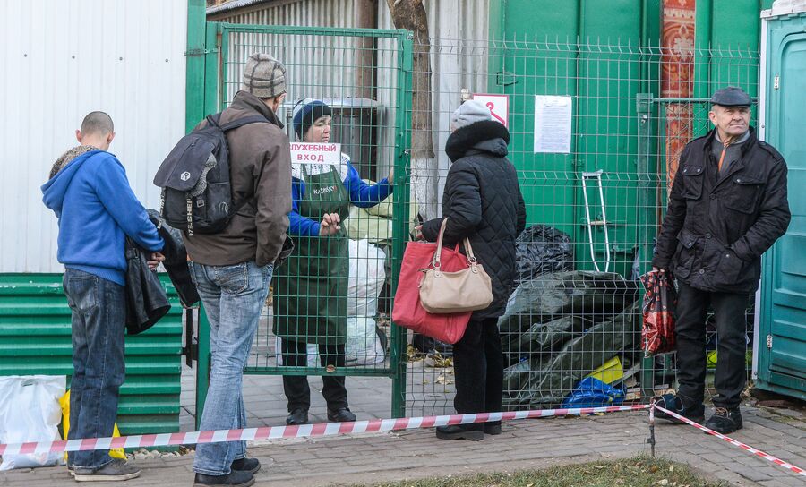 Пункт выдачи вещей в «Ангаре спасения» Пункт выдачи вещей в «Ангаре спасения»