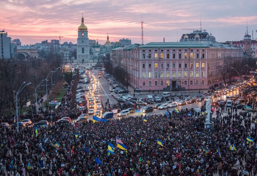 Участники акции в поддержку евроинтеграции Украины на Михайловской площади в Киеве Участники акции в поддержку евроинтеграции Украины на Михайловской площади в Киеве