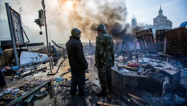 Сторонники оппозиции на площади Независимости в Киеве, где начались столкновения митингующих и сотрудников милиции Сторонники оппозиции на площади Независимости в Киеве, где начались столкновения митингующих и сотрудников милиции